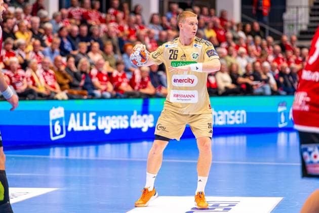 Jonathan Edvardsson (TSV Hannover-Burgdorf, Nr. 26) (L-R), Fredericia Handboldklub (red) against TSV Hannover-Burgdorf (beige) (1. Matchday of Group Matches EHF European League 2025 2026) (14.10.2025, Middelfart Sparekasse ARENA (Fredericia, DEN), Copyright: xJanxGuentherx xTSVxHannover-Burgdorfx