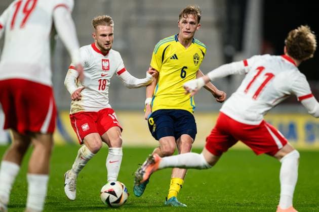 251014 Kacper Duda of Poland and Olle Samuelsson of Sweden during the UEFA Under-21 Qualifier football match between Sweden and Poland on October 14, 2025 in Jönköping. Photo: Carl Sandin BILDBYRAN kod CS CS0792 fotboll football soccer fotball em-kval kval uefa european under-21 qualifier qualifier U21, U 21 under-21 sverige sweden poland bbeng Copyright: CARLxSANDIN BB251014CS032