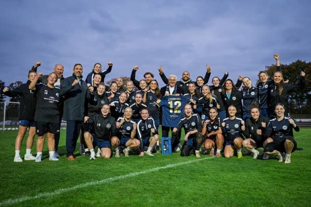 14.10.2025, GER, Besuch des Bundespräsidenten bei den Fußballerinnen der SG 99 Andernach Bundespräsident Frank-Walter Steinmeier zu Besuch bei der SG 99 Andernach. Die Spielerinnen überreichten ihm nach dem Training ein Trikot und einen Wein aus der Region.