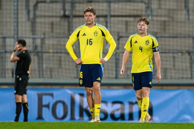 251014 Lukas Björklund and Nils Zätterström of Sweden look dejected during the UEFA Under-21 Qualifier football match between Sweden and Poland on October 14, 2025 in Jönköping. Photo: Carl Sandin BILDBYRAN kod CS CS0792 fotboll football soccer fotball em-kval kval uefa european under-21 qualifier qualifier U21, U 21 under-21 sverige sweden poland bbeng depp Copyright: CARLxSANDIN BB251014CS040