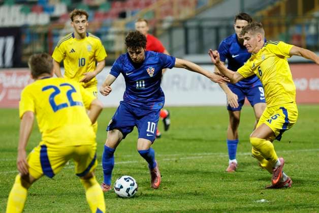 Croatia, Velika Gorica, 141025. Players Marin Soticek and Ivan Varfolomieiev at the qualifying match of group 8 for the U21, U 21 European Football Championship, Croatia - Ukraine. Photo: Marko Todorov CROPIX Copyright: xxMarkoxTodorovx xCROPIXx hrvatska_ukrajina28-141025