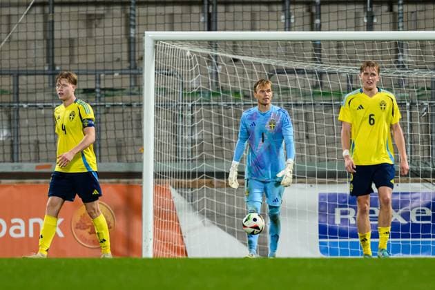 251014 Nils Zätterström, goalkeeper AndrÃ Picornell and Olle Samuelsson of Sweden look dejected during the UEFA Under-21 Qualifier football match between Sweden and Poland on October 14, 2025 in Jönköping. Photo: Carl Sandin BILDBYRAN kod CS CS0792 fotboll football soccer fotball em-kval kval uefa european under-21 qualifier qualifier U21, U 21 under-21 sverige sweden poland bbeng depp Copyright: CARLxSANDIN BB251014CS047