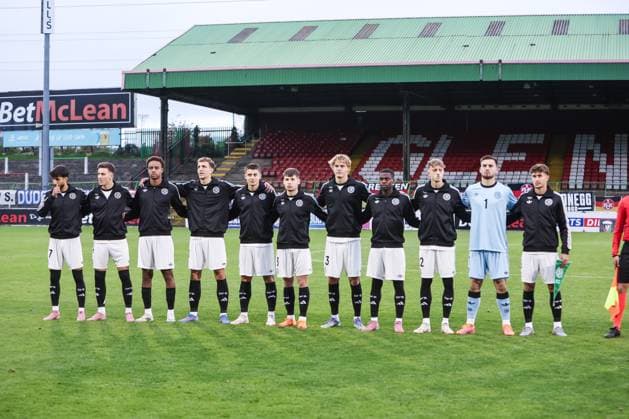 Fussball, U21, U 21 EM Qualifikation Gruppe F - 5.Spieltag Nordirland U21 - Deutschland U21 14.10.2025, The Oval Die Spieler von Deutschland bei der Nationalhymne Belfast The Oval Nordirland