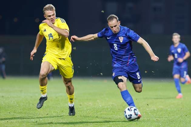 Croatia, Velika Gorica, 141025. Players Roman Salenko and Lovro Zvonarek at qualifying match of group 8 for the U21, U 21 European Football Championship, Croatia - Ukraine. Photo: Marko Todorov CROPIX Copyright: xxMarkoxTodorovx xCROPIXx hrvatska_ukrajina40-141025