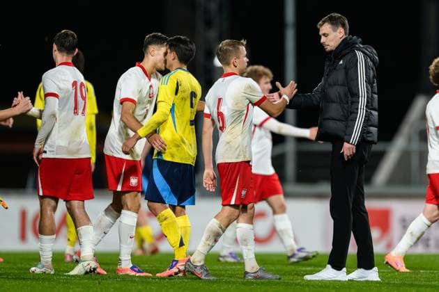251014 Antoni Kozubal of Poland and Head coach Daniel Bäckström of Sweden after the UEFA Under-21 Qualifier football match between Sweden and Poland on October 14, 2025 in Jönköping. Photo: Carl Sandin BILDBYRAN kod CS CS0792 fotboll football soccer fotball em-kval kval uefa european under-21 qualifier qualifier U21, U 21 under-21 sverige sweden poland bbeng Copyright: CARLxSANDIN BB251014CS050