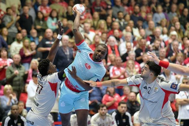 Sadou Ntanzi (MT Melsungen 91) beim Wurf; Reinier Taboada (SL Benfica Lissabon 97) (L), Miguel Sanchez-Migallon (jot 2) , GER, MT Melsungen - SL Benfica Lissabon (POR)l, Handball, EHF European League Maenner, Group Matches, Saison 2025 2026, 14.10.2025, GER, MT Melsungen - SL Benfica Lissabon, Handball, EHF Maenner, Group Matches, Saison 2025 2026, 14.10.2025 Kassel Copyright: xEibner-Pressefotox xRolandxSippelx EP_RSL