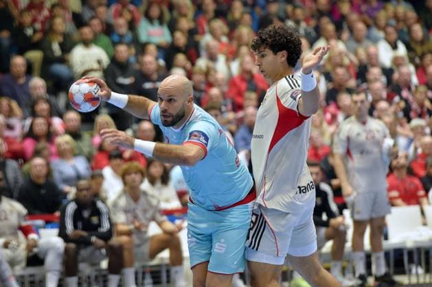 Adrian Sipos (MT Melsungen 8) beim Wurf; Javi Rodriguez (SL Benfica Lissabon 99) , GER, MT Melsungen - SL Benfica Lissabon (POR)l, Handball, EHF European League Maenner, Group Matches, Saison 2025 2026, 14.10.2025, GER, MT Melsungen - SL Benfica Lissabon, Handball, EHF Maenner, Group Matches, Saison 2025 2026, 14.10.2025 Kassel Copyright: xEibner-Pressefotox xRolandxSippelx EP_RSL