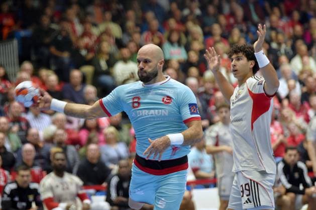 Adrian Sipos (MT Melsungen 8) beim Wurf; Javi Rodriguez (SL Benfica Lissabon 99) , GER, MT Melsungen - SL Benfica Lissabon (POR)l, Handball, EHF European League Maenner, Group Matches, Saison 2025 2026, 14.10.2025, GER, MT Melsungen - SL Benfica Lissabon, Handball, EHF Maenner, Group Matches, Saison 2025 2026, 14.10.2025 Kassel Copyright: xEibner-Pressefotox xRolandxSippelx EP_RSL