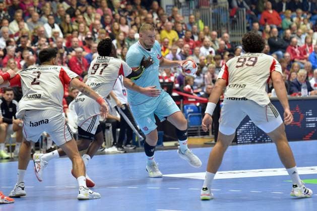 Dainis Kristopans (MT Melsungen 10) (am Ball), Reinier Taboada (SL Benfica Lissabon 97), Javi Rodriguez (SL Benfica Lissabon 99) (R) , GER, MT Melsungen - SL Benfica Lissabon (POR)l, Handball, EHF European League Maenner, Group Matches, Saison 2025 2026, 14.10.2025, GER, MT Melsungen - SL Benfica Lissabon, Handball, EHF Maenner, Group Matches, Saison 2025 2026, 14.10.2025 Kassel Copyright: xEibner-Pressefotox xRolandxSippelx EP_RSL