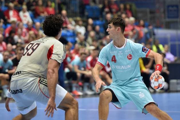 Nikolaj Enderleit (MT Melsungen 4) (am Ball); Javi Rodriguez (SL Benfica Lissabon 99) (L) , GER, MT Melsungen - SL Benfica Lissabon (POR)l, Handball, EHF European League Maenner, Group Matches, Saison 2025 2026, 14.10.2025, GER, MT Melsungen - SL Benfica Lissabon, Handball, EHF Maenner, Group Matches, Saison 2025 2026, 14.10.2025 Kassel Copyright: xEibner-Pressefotox xRolandxSippelx EP_RSL