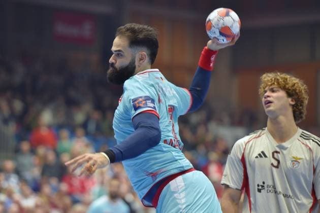 Ruben Marchan (MT Melsungen 2) am Ball, Gabriel Cavalcanti (SL Benfica Lissabon 5) (R) , GER, MT Melsungen - SL Benfica Lissabon (POR)l, Handball, EHF European League Maenner, Group Matches, Saison 2025 2026, 14.10.2025, GER, MT Melsungen - SL Benfica Lissabon, Handball, EHF Maenner, Group Matches, Saison 2025 2026, 14.10.2025 Kassel Copyright: xEibner-Pressefotox xRolandxSippelx EP_RSL