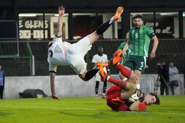 Chance für Lukas Ullrich (Deutschland U21, U 21 3) doch er prallt mit Torwart Goalie Stephen McMullan (Nordirland, Northern Ireland, 1) zusammen - Belfast 14.10.2025: Nordirland vs. Deutschland U21, EM Qualifikation, The Oval