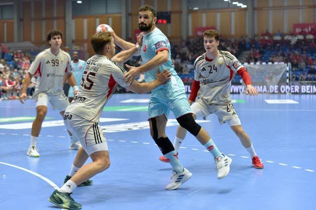 Ruben Marchan (MT Melsungen 2) (am Ball), Mikita Vailupau (SL Benfica Lissabon 55) (L), Ander Labayen (SL Benfica Lissabon 24), Javi Rodriguez (SL Benfica Lissabon 99) , GER, MT Melsungen - SL Benfica Lissabon (POR)l, Handball, EHF European League Maenner, Group Matches, Saison 2025 2026, 14.10.2025, GER, MT Melsungen - SL Benfica Lissabon, Handball, EHF Maenner, Group Matches, Saison 2025 2026, 14.10.2025 Kassel Copyright: xEibner-Pressefotox xRolandxSippelx EP_RSL