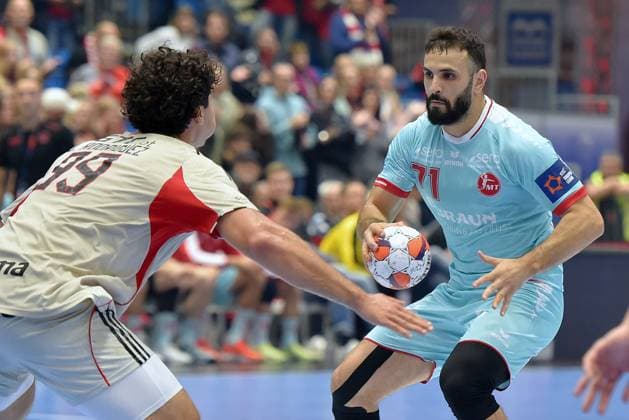 Mohamed Amine Darmoul (MT Melsungen 71) (am Ball), Javi Rodriguez (SL Benfica Lissabon 99) (L) , GER, MT Melsungen - SL Benfica Lissabon (POR)l, Handball, EHF European League Maenner, Group Matches, Saison 2025 2026, 14.10.2025, GER, MT Melsungen - SL Benfica Lissabon, Handball, EHF Maenner, Group Matches, Saison 2025 2026, 14.10.2025 Kassel Copyright: xEibner-Pressefotox xRolandxSippelx EP_RSL