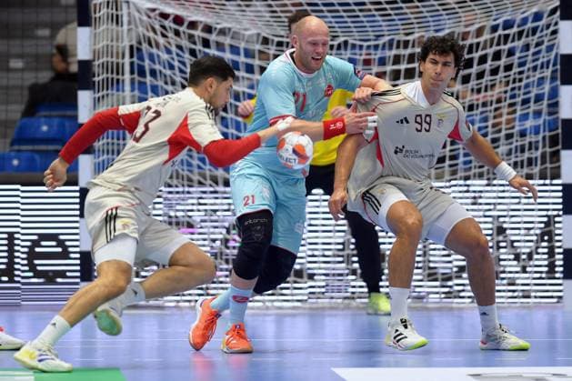 Dainis Kristopans (MT Melsungen 10) (am Ball), Reinier Taboada (SL Benfica Lissabon 97), Javi Rodriguez (SL Benfica Lissabon 99) (R) , GER, MT Melsungen - SL Benfica Lissabon (POR)l, Handball, EHF European League Maenner, Group Matches, Saison 2025 2026, 14.10.2025, GER, MT Melsungen - SL Benfica Lissabon, Handball, EHF Maenner, Group Matches, Saison 2025 2026, 14.10.2025 Kassel Copyright: xEibner-Pressefotox xRolandxSippelx EP_RSL
