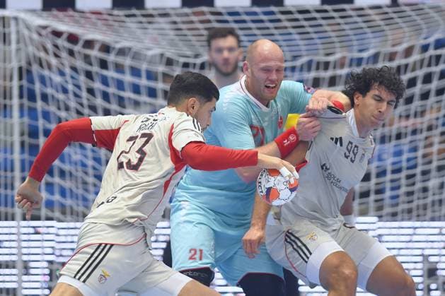 Ismael El Korchi (SL Benfica Lissabon 23) (am Ball), Arnar Freyr Arnarsson (MT Melsungen 21), Javi Rodriguez (SL Benfica Lissabon 99) (R) , GER, MT Melsungen - SL Benfica Lissabon (POR)l, Handball, EHF European League Maenner, Group Matches, Saison 2025 2026, 14.10.2025, GER, MT Melsungen - SL Benfica Lissabon, Handball, EHF Maenner, Group Matches, Saison 2025 2026, 14.10.2025 Kassel Copyright: xEibner-Pressefotox xRolandxSippelx EP_RSL
