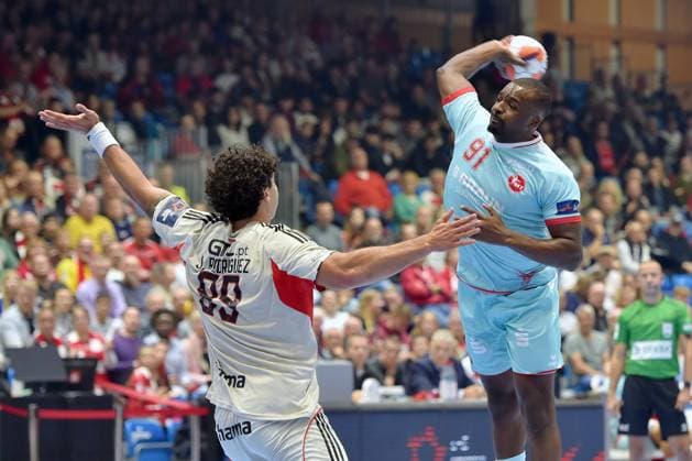 Sadou Ntanzi (MT Melsungen 91) beim Wurf;, Javi Rodriguez (SL Benfica Lissabon 99) (L) , GER, MT Melsungen - SL Benfica Lissabon (POR)l, Handball, EHF European League Maenner, Group Matches, Saison 2025 2026, 14.10.2025, GER, MT Melsungen - SL Benfica Lissabon, Handball, EHF Maenner, Group Matches, Saison 2025 2026, 14.10.2025 Kassel Copyright: xEibner-Pressefotox xRolandxSippelx EP_RSL