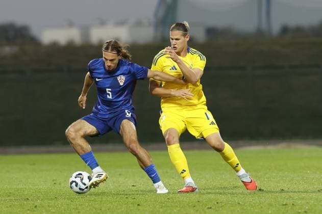Croatia, Velika Gorica, 141025. Players Teo Barisic and Artem Stepanov at the qualifying match of group 8 for the U21, U 21 European Football Championship, Croatia - Ukraine. Photo: Marko Todorov CROPIX Copyright: xxMarkoxTodorovx xCROPIXx hrvatska_ukrajina2-141025