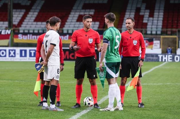 Fussball, U21, U 21 EM Qualifikation Gruppe F - 5.Spieltag Nordirland U21 - Deutschland U21 14.10.2025, The Oval Seitenwahl vor dem Spiel mit Tom Bischof (Deutschland, 6) Michael Forbes (Nordirland, 5) Belfast The Oval Nordirland