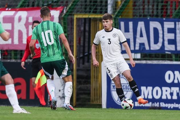 Fussball, U21, U 21 EM Qualifikation Gruppe F - 5.Spieltag Nordirland U21 - Deutschland U21 14.10.2025, The Oval Jamiel Donley (Nordirland, 10) Lukas Ullrich (Deutschland, 3) Belfast The Oval Nordirland