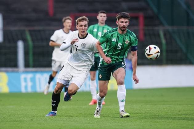 Fussball, U21, U 21 EM Qualifikation Gruppe F - 5.Spieltag Nordirland U21 - Deutschland U21 14.10.2025, The Oval Nelson Weiper (Deutschland, 11) Michael Forbes (Nordirland, 5) Zweikampf Belfast The Oval Nordirland