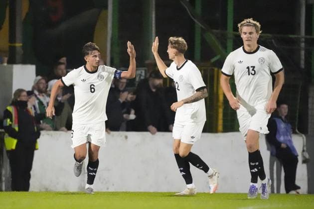 Tom Bischof (Deutschland U21, U 21 6) und Tim Drexler (Deutschland U21, 22) freuen sich über das 1:1 - Belfast 14.10.2025: Nordirland vs. Deutschland U21, EM Qualifikation, The Oval