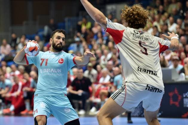 Mohamed Amine Darmoul (MT Melsungen 71) (am Bal), Gabriel Cavalcanti (SL Benfica Lissabon 5) (R) , GER, MT Melsungen - SL Benfica Lissabon (POR)l, Handball, EHF European League Maenner, Group Matches, Saison 2025 2026, 14.10.2025, GER, MT Melsungen - SL Benfica Lissabon, Handball, EHF Maenner, Group Matches, Saison 2025 2026, 14.10.2025 Kassel Copyright: xEibner-Pressefotox xRolandxSippelx EP_RSL