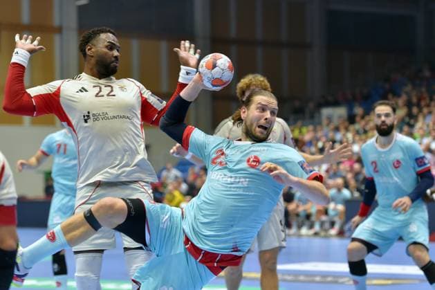 Olle Forsell Schefvert (MT Melsungen 25) beim Wurf;, Alexis Borges (SL Benfica Lissabon 22) (L), Ruben Marchan (MT Melsungen 2) (R) , GER, MT Melsungen - SL Benfica Lissabon (POR)l, Handball, EHF European League Maenner, Group Matches, Saison 2025 2026, 14.10.2025, GER, MT Melsungen - SL Benfica Lissabon, Handball, EHF Maenner, Group Matches, Saison 2025 2026, 14.10.2025 Kassel Copyright: xEibner-Pressefotox xRolandxSippelx EP_RSL