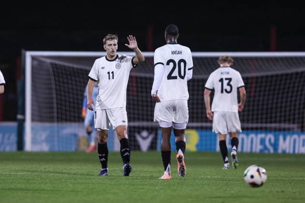 Fussball, U21, U 21 EM Qualifikation Gruppe F - 5.Spieltag Nordirland U21 - Deutschland U21 14.10.2025, The Oval Torjubel Deutschland nach dem Tor zum 1-1 Ausgleich durch Assan Ouedraogo (Deutschland, 21), Nelson Weiper (Deutschland, 11), Ilyas Ansah (Deutschland, 20) freuen sich Belfast The Oval Nordirland