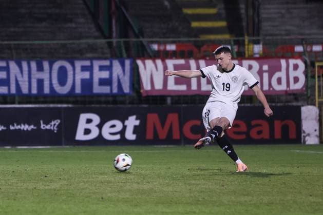 Fussball, U21, U 21 EM Qualifikation Gruppe F - 5.Spieltag Nordirland U21 - Deutschland U21 14.10.2025, The Oval Dzenan Pejcinovic (Deutschland, 19) mit dem Elfmeter zum 2-1 Belfast The Oval Nordirland