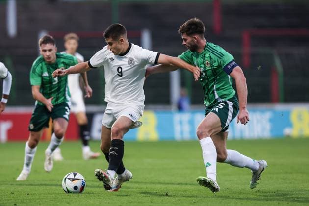 Fussball, U21, U 21 EM Qualifikation Gruppe F - 5.Spieltag Nordirland U21 - Deutschland U21 14.10.2025, The Oval Nicolo Tresoldi (Deutschland, 9) Michael Forbes (Nordirland, 5) Zweikampf Belfast The Oval Nordirland
