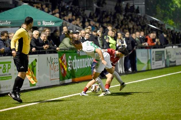 GER, Länderpokal Niederrhein, Spvg Schonnebeck vs. Wuppertaler SV 14.10.2025, Essen , Sportanlage Schetters Busch, GER, Länderpokal Niederrhein, Spvg Schonnebeck vs. Wuppertaler SV DFB- Regionalliga West regulations prohibit any use of photographs as image sequences and or quasi-video im Bild Jeremy Celal Aydogan ( Wuppertaler SV 8 ) gegen Timo Brauer ( SPVG Schonnebeck 13 ).