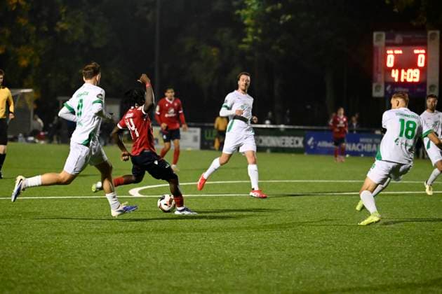 GER, Länderpokal Niederrhein, Spvg Schonnebeck vs. Wuppertaler SV 14.10.2025, Essen , Sportanlage Schetters Busch, GER, Länderpokal Niederrhein, Spvg Schonnebeck vs. Wuppertaler SV DFB- Regionalliga West regulations prohibit any use of photographs as image sequences and or quasi-video im Bild die grosse Chance von Neuzugang Chevron Simeon Oostwoud ( Wuppertaler SV 14 ).