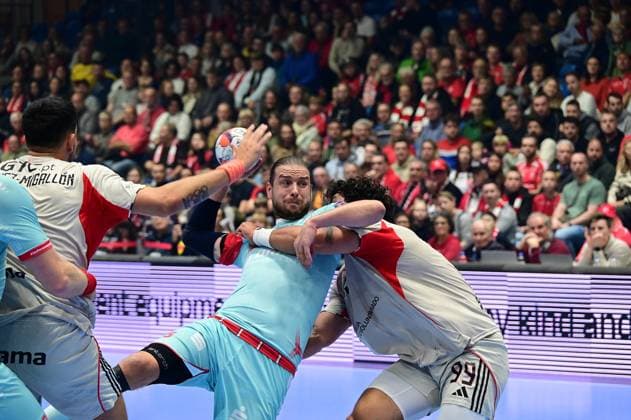 14.10.2025 xkhx Kassel, Rohtenbachhalle Handball-Gruppenphase der European League MT Melsungen gegen Benfica Lissabon Olle Forsell Schefvert (25, MT Melsungen) gegen Rodriguez Moreno, JAVIER (Benfica Lissabon