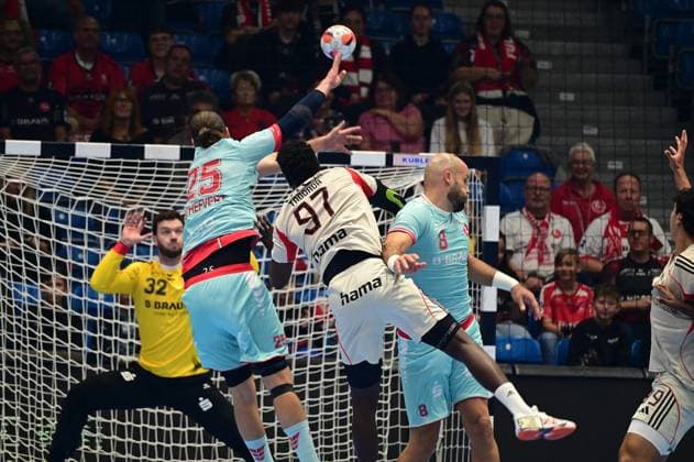 14.10.2025 xkhx Kassel, Rohtenbachhalle Handball-Gruppenphase der European League MT Melsungen gegen Benfica Lissabon Olle Forsell Schefvert (25, MT Melsungen) gegen Taboada Dranquet Reinier (Benfica Lissabon
