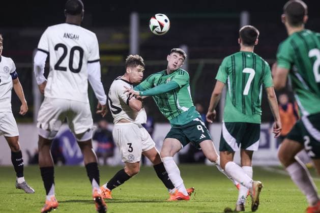 Fussball, U21, U 21 EM Qualifikation Gruppe F - 5.Spieltag Nordirland U21 - Deutschland U21 14.10.2025, The Oval Lukas Ullrich (Deutschland, 3) Makenzie Kirk (Nordirland, 9) Zweikampf Belfast The Oval Nordirland