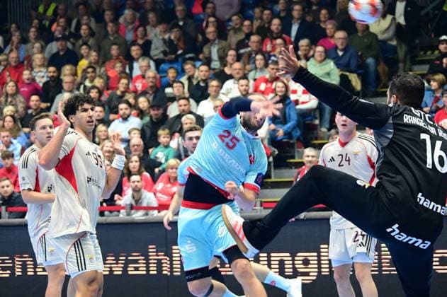 14.10.2025 xkhx Kassel, Rohtenbachhalle Handball-Gruppenphase der European League MT Melsungen gegen Benfica Lissabon Olle Forsell Schefvert (25, MT Melsungen) gegen Torwart Luan da Rosa Rangel (Benfica Lissabon)