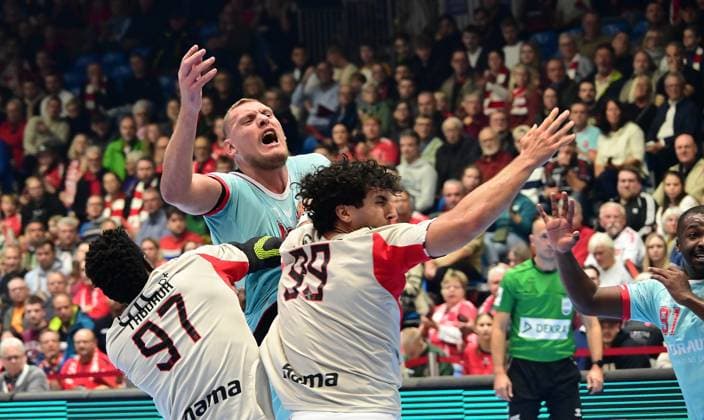14.10.2025 xkhx Kassel, Rohtenbachhalle Handball-Gruppenphase der European League MT Melsungen gegen Benfica Lissabon Dainis Kristopans (10, MT Melsungen) gegen Taboada Dranquet, REINIER und Rodriguez Moreno, JAVIER (Benfica Lissabon *** 14 10 2025 xkhx Kassel, Rohtenbachhalle Handball group phase of the European League MT Melsungen vs Benfica Lisbon Dainis Kristopans 10, MT Melsungen vs Taboada Dranquet, REINIER and Rodriguez Moreno, JAVIER Benfica Lisbon