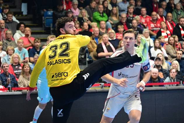 14.10.2025 xkhx Kassel, Rohtenbachhalle Handball-Gruppenphase der European League MT Melsungen gegen Benfica Lissabon Vailupau Mikita (Benfica) gegen Torwart Kristof Palasics (32, MT Melsungen)
