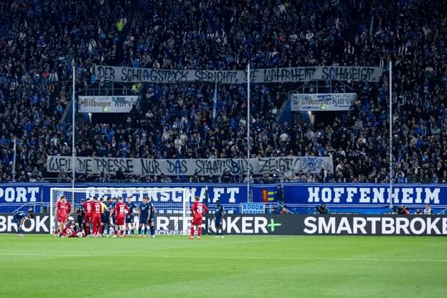 Banner als Protest Kritik der Fans Ultras an der Polizei mit dem Spruch Der Schlagstock spricht, die Wahrheit schweigt, weil die Presse nur das Staatsbild zeigt, GER, TSG 1899 Hoffenheim vs 1. FC Koeln, Fussball Bundesliga, 6. Spieltag, Saison 2025 2026, 03.10.2025 DFB DFL regulations prohibit any use of photographs as image sequences and or quasi-video GER, TSG 1899 Hoffenheim vs 1. FC Koeln, Fussball Bundesliga, 6. Spieltag, Saison 2025 2026, 03.10.2025 Sinsheim Copyright: xEibner-Pressefoto Memmlerx EP_MMR