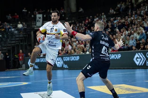 SG Flensburg-Handewitt vs St. Raphael, 14.10.2025 Benjamin Bataille (Saint-Raphael Var Handball, 17) against Blaz Blagotinsek (SG Flensburg-Handewitt, 43) FLENSBURG, GERMANY - OCTOBER 14: during the EHF European League match between SG Flensburg-Handewitt vs St. Raphael at GP JOULE Arena, on matchday 1 of the Group Matches Group A on October 14, 2025 in Flensburg, Germany. Copyright: xBEAUTIFULxSPORTS MarioxM.xKobergx