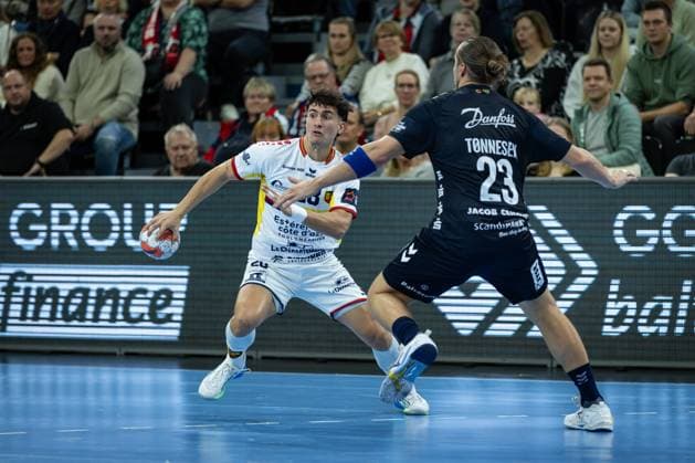 SG Flensburg-Handewitt vs St. Raphael, 14.10.2025 Sergio Perez Manzanares (Saint-Raphael Var Handball, 28) against Kent Robin Tønnesen (SG Flensburg-Handewitt, 23) FLENSBURG, GERMANY - OCTOBER 14: during the EHF European League match between SG Flensburg-Handewitt vs St. Raphael at GP JOULE Arena, on matchday 1 of the Group Matches Group A on October 14, 2025 in Flensburg, Germany. Copyright: xBEAUTIFULxSPORTS MarioxM.xKobergx