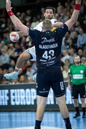 SG Flensburg-Handewitt vs St. Raphael, 14.10.2025 Benjamin Bataille (Saint-Raphael Var Handball, 17) against Blaz Blagotinsek (SG Flensburg-Handewitt, 43) FLENSBURG, GERMANY - OCTOBER 14: during the EHF European League match between SG Flensburg-Handewitt vs St. Raphael at GP JOULE Arena, on matchday 1 of the Group Matches Group A on October 14, 2025 in Flensburg, Germany. Copyright: xBEAUTIFULxSPORTS MarioxM.xKobergx