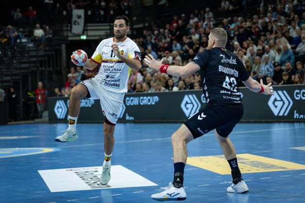 SG Flensburg-Handewitt vs St. Raphael, 14.10.2025 Benjamin Bataille (Saint-Raphael Var Handball, 17) against Blaz Blagotinsek (SG Flensburg-Handewitt, 43) FLENSBURG, GERMANY - OCTOBER 14: during the EHF European League match between SG Flensburg-Handewitt vs St. Raphael at GP JOULE Arena, on matchday 1 of the Group Matches Group A on October 14, 2025 in Flensburg, Germany. Copyright: xBEAUTIFULxSPORTS MarioxM.xKobergx
