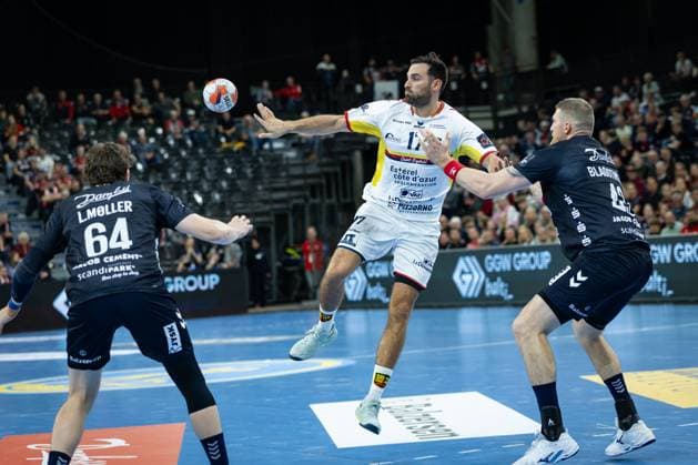 SG Flensburg-Handewitt vs St. Raphael, 14.10.2025 Benjamin Bataille (Saint-Raphael Var Handball, 17) against Lasse Kjaer Møller (SG Flensburg-Handewitt, 64) and Blaz Blagotinsek (SG Flensburg-Handewitt, 43) FLENSBURG, GERMANY - OCTOBER 14: during the EHF European League match between SG Flensburg-Handewitt vs St. Raphael at GP JOULE Arena, on matchday 1 of the Group Matches Group A on October 14, 2025 in Flensburg, Germany. Copyright: xBEAUTIFULxSPORTS MarioxM.xKobergx