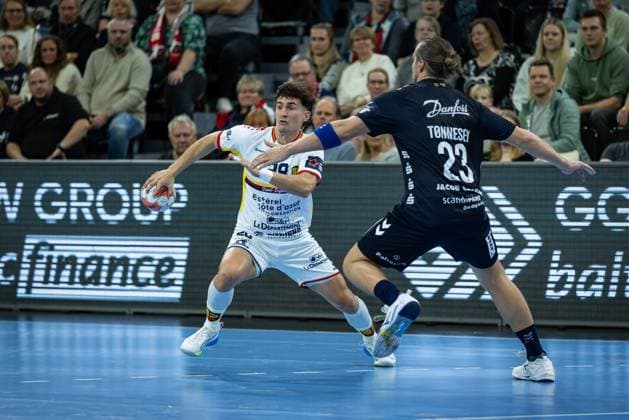 SG Flensburg-Handewitt vs St. Raphael, 14.10.2025 Sergio Perez Manzanares (Saint-Raphael Var Handball, 28) against Kent Robin Tønnesen (SG Flensburg-Handewitt, 23) FLENSBURG, GERMANY - OCTOBER 14: during the EHF European League match between SG Flensburg-Handewitt vs St. Raphael at GP JOULE Arena, on matchday 1 of the Group Matches Group A on October 14, 2025 in Flensburg, Germany. Copyright: xBEAUTIFULxSPORTS MarioxM.xKobergx