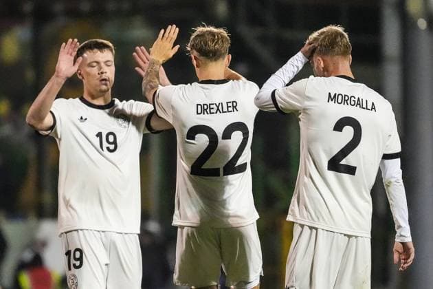 Deutsche Mannschaft erleichtert nach dem 2:1 Sieg in Nordirland. Dzenan Pejcinovic (Deutschland U21, U 21 19), Tim Drexler (Deutschland U21, 22) und Leandro Morgalla (Deutschland U21, 2) - Belfast 14.10.2025: Nordirland vs. Deutschland U21, EM Qualifikation, The Oval