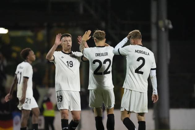 Deutsche Mannschaft erleichtert nach dem 2:1 Sieg in Nordirland. Dzenan Pejcinovic (Deutschland U21, U 21 19), Tim Drexler (Deutschland U21, 22) und Leandro Morgalla (Deutschland U21, 2) - Belfast 14.10.2025: Nordirland vs. Deutschland U21, EM Qualifikation, The Oval