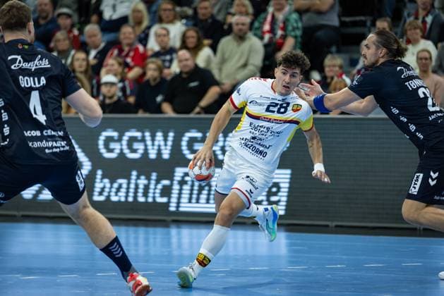 SG Flensburg-Handewitt vs St. Raphael, 14.10.2025 Sergio Perez Manzanares (Saint-Raphael Var Handball, 28) against Kent Robin Tønnesen (SG Flensburg-Handewitt, 23) FLENSBURG, GERMANY - OCTOBER 14: during the EHF European League match between SG Flensburg-Handewitt vs St. Raphael at GP JOULE Arena, on matchday 1 of the Group Matches Group A on October 14, 2025 in Flensburg, Germany. Copyright: xBEAUTIFULxSPORTS MarioxM.xKobergx