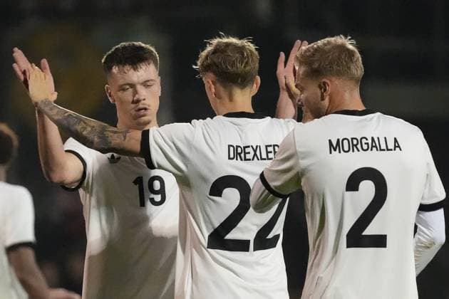 Deutsche Mannschaft erleichtert nach dem 2:1 Sieg in Nordirland. Dzenan Pejcinovic (Deutschland U21, U 21 19), Tim Drexler (Deutschland U21, 22) und Leandro Morgalla (Deutschland U21, 2) - Belfast 14.10.2025: Nordirland vs. Deutschland U21, EM Qualifikation, The Oval